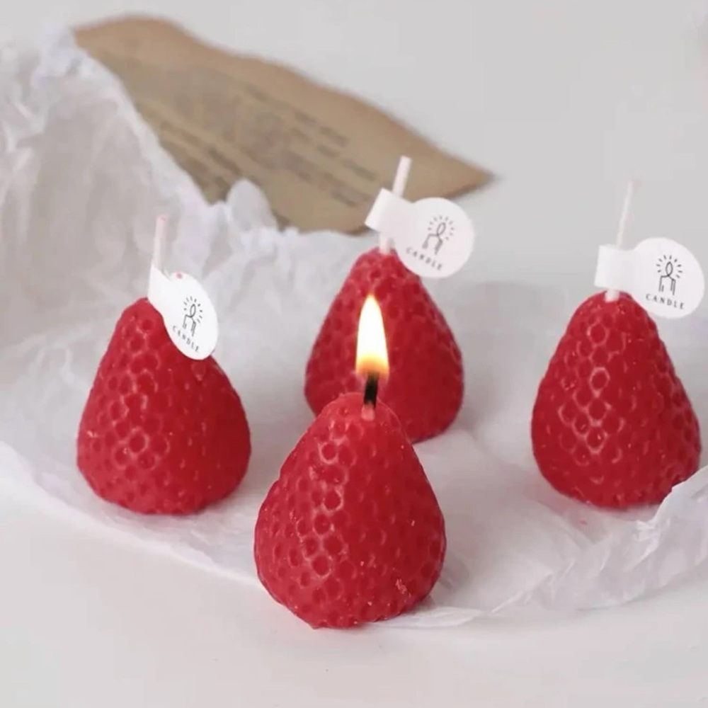 Strawberry scented candle set.